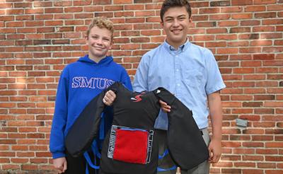  Liam Pope-Lau and Fraser Tuck show off their LifeHeat lifejacket. (Photo via https://www.smus.ca/news/smus-news-student-inventors-win-big-youth-innovation-competition)