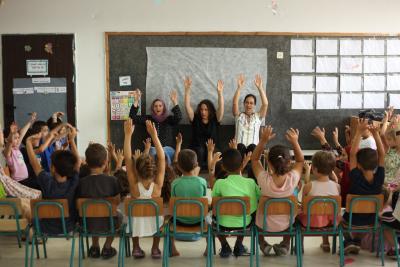Students at the Hand in Hand Center for Jewish-Arab Education learn from more than one teacher. (Photo via the Hand in Hand Center’s Facebook page.) Students at the Hand in Hand Center for Jewish-Arab Education learn from more than one teacher. (Photo via the Hand in Hand Center’s Facebook page.)
