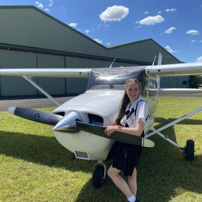 Pilot Chloe Familton beside the plane she flew around Australia. (Photo via Facebook.)