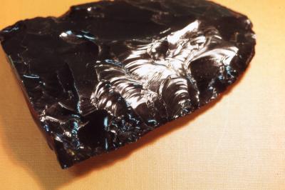 A fragment of obsidian, likely part of a knife. (Photo: John Atherton, CC BY-SA 2.0 <https://creativecommons.org/licenses/by-sa/2.0>, via Wikimedia Commons.)