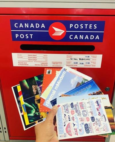 Sending and receiving mail brings joy to “snail mail” club subscribers. (Photo via snailmailcanada’s Instagram page.)
