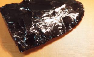 A fragment of obsidian, likely part of a knife. (Photo: John Atherton, CC BY-SA 2.0 <https://creativecommons.org/licenses/by-sa/2.0>, via Wikimedia Commons.)