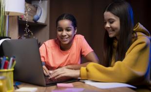 More students are using AI to complete schoolwork. (Photo via Freepik.)