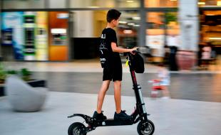 E-scooter accidents are on the rise. (Photo by shraga kopstein on Unsplash.)